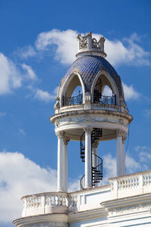 Wendeltreppe auf dem Dach eines alten Gebäudes im Zentrum von Cienfuegos, UNESCO-Weltkulturerbe, Kuba, Westindien, Karibik, Mittelamerika - RHPLF10451