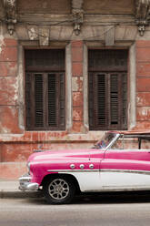 Vordere Hälfte eines weißen und rosa Oldtimers, Havanna, Kuba, Westindien, Karibik, Mittelamerika - RHPLF10456
