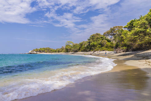 Ein Blick auf einen Strand und das karibische Meer im Tayrona-Nationalpark in Kolumbien, Südamerika - RHPLF10464