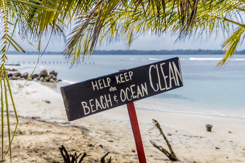 Ein Schild am Strand von Bocas del Drago, Insel Colon, Bocas del Toro Inseln, Panama, Mittelamerika - RHPLF10471