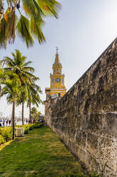 Der farbenfrohe Uhrenturm (torre del reloj) entlang der alten Stadtmauer in Cartagena de Indias, Kolumbien, Südamerika - RHPLF10477