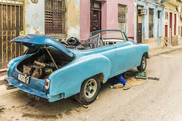 Eine typische Straßenszene in Centro in Havanna, Kuba, Westindien, Karibik, Mittelamerika - RHPLF10485