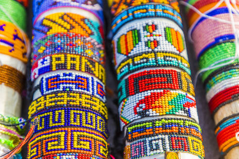 Traditionelle handgefertigte Shakira-Armbänder zum Verkauf auf den San-Blas-Inseln, Kuna Yala, Panama, Mittelamerika - RHPLF10491