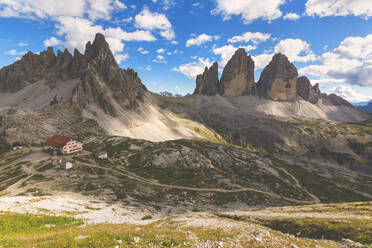 Drei Zinnen und der Monte Paterno, Dolomiten, Provinz Bozen, Trentino-Südtirol, Italien, Europa - RHPLF10506