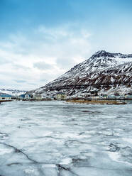 Seyoisfjorour Stadt im Winter vor Sonnenaufgang mit gefrorenem Eis, Ostregion, Island, Polarregionen - RHPLF10525