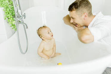 Vater mit Baby in der Badewanne - JOHF00405