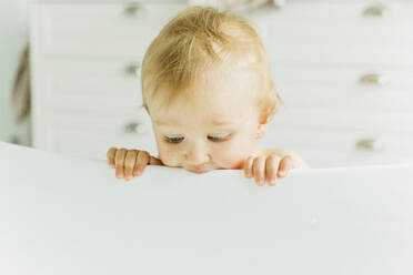 Baby in bath - JOHF00406