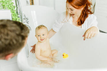 Eltern mit Baby in der Badewanne - JOHF00407