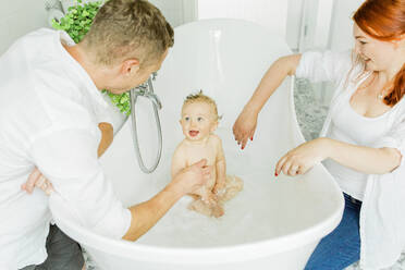 Eltern mit Baby in der Badewanne - JOHF00408