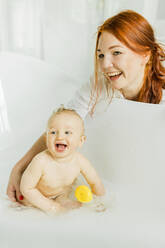 Mutter mit Baby in der Badewanne - JOHF00409