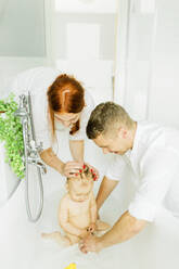 Eltern mit Baby in der Badewanne - JOHF00412