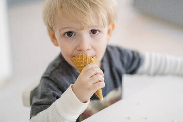 Junge isst Eiscreme - JOHF00419