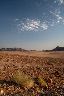 Berge und Schotterebene, Sossusvlei-Gebiet, in der Abenddämmerung, Namib-Naukluft, Namibia, Afrika - RHPLF10527