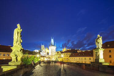 Die Karlsbrücke aus dem 14. Jahrhundert, die Prager Burg und der Veitsdom, Prag, UNESCO-Weltkulturerbe, Böhmen, Tschechische Republik, Europa - RHPLF10551