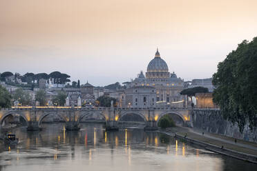Blick auf den Fluss Tiber (Tevere), die Sankt-Angelo-Brücke und die Kuppel des Petersdoms, Rom, Latium, Italien, Europa - RHPLF10574