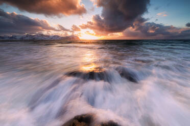 Sonnenuntergang auf dem rauen Meer, Vikten, Gemeinde Flakstad, Lofoten, Nordland, Norwegen, Europa - RHPLF10581