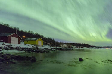 Nordlicht (Aurora borealis), Tovik, Gemeinde Skanland, Bezirk Troms, Lofoten, Nordland, Norwegen, Europa - RHPLF10585