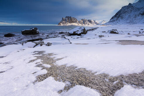 Uttakleiv Strand mit Schnee bedeckt, Vestvagoy, Lofoten Inseln, Nordland, Norwegen, Europa - RHPLF10598