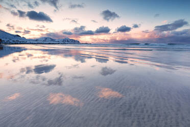 Skagsanden Strand bei Sonnenuntergang, Gemeinde Flakstad, Lofoten, Nordland, Norwegen, Europa - RHPLF10603