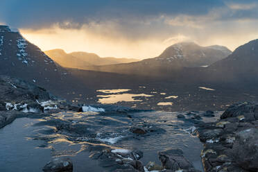 Wandern in den schottischen Highlands in Torridon auf dem Cape Wrath Trail in der Nähe von Loch Coire Mhic Fhearchair, Highlands, Schottland, Vereinigtes Königreich, Europa - RHPLF10616