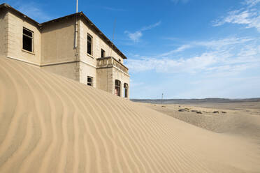 Ein Gebäude in der verlassenen Diamantenminen-Geisterstadt Kolmanskop, Namibia, Afrika - RHPLF10619