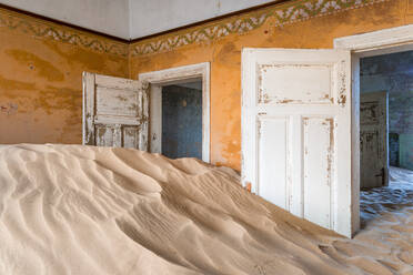 Das Innere eines Gebäudes in der verlassenen Diamantenminen-Geisterstadt Kolmanskop, Namibia, Afrika - RHPLF10620