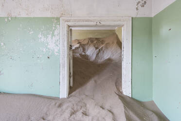 Das Innere eines Gebäudes in der verlassenen Diamantenminen-Geisterstadt Kolmanskop, Namibia, Afrika - RHPLF10621