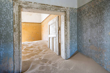 Das Innere eines Gebäudes in der verlassenen Diamantenminen-Geisterstadt Kolmanskop, Namibia, Afrika - RHPLF10622