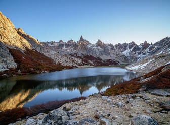 Toncek-Lagune und Cerro Catedral bei Sonnenuntergang, Nahuel Huapi Nationalpark, Provinz Rio Negro, Argentinien, Südamerika - RHPLF10636