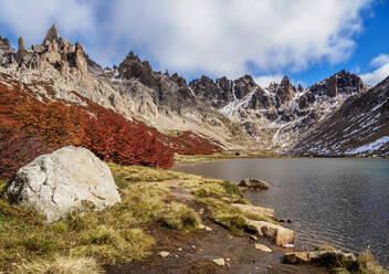 Toncek-Lagune und Cerro Catedral, Nahuel Huapi-Nationalpark, Provinz Rio Negro, Argentinien, Südamerika - RHPLF10640