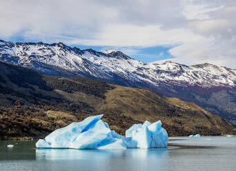Eisberg auf dem Argentinischen See, Nationalpark Los Glaciares, UNESCO-Weltkulturerbe, Provinz Santa Cruz, Patagonien, Argentinien, Südamerika - RHPLF10648