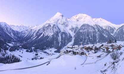 Zarte Töne in der Dämmerung bei Latsch, Bergun, Albulatal, Prattigau/Davos, Kanton Graubünden, Schweiz, Europa - RHPLF10707