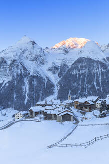 Wintersonnenaufgang in Latsch, Bergun, Albulatal, Bezirk Prattigau/Davos, Kanton Graubünden, Schweiz, Europa - RHPLF10708