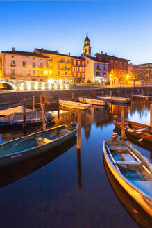 Touristischer Hafen von Ascona in der Abenddämmerung, Ascona, Lago Maggiore (Verbano), Kanton Tessin, Schweiz, Europa - RHPLF10717