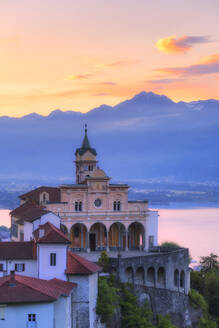 Sonnenaufgang bei der Wallfahrtskirche Madonna del Sasso, Orselina, Locarno, Lago Maggiore, Kanton Tessin, Schweiz, Europa - RHPLF10719