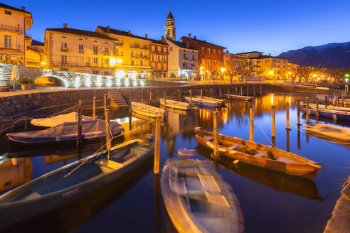 Touristischer Hafen von Ascona in der Abenddämmerung, Ascona, Lago Maggiore (Verbano), Kanton Tessin, Schweiz, Europa - RHPLF10720
