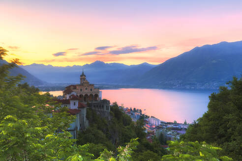 Sonnenaufgang bei der Wallfahrtskirche Madonna del Sasso, Orselina, Locarno, Lago Maggiore, Italienische Seen, Kanton Tessin, Schweiz, Europa - RHPLF10722