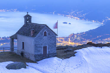 Altstadt von Locarno in der Abenddämmerung von der Kirche Monti di Lego, Locarno, Kanton Tessin, Schweiz, Europa - RHPLF10723