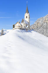 Typische Kirche von Davos Wiesen im Winter, Albulatal, Bezirk Prattigau/Davos, Kanton Graubünden, Schweiz, Europa - RHPLF10726