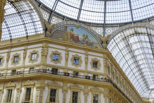 Architektonisches Detail im Inneren der Glaskuppel des Einkaufszentrums Galleria Vittorio Emanuele II auf der Piazza del Duomo, Mailand, Lombardei, Italien, Europa - RHPLF10728