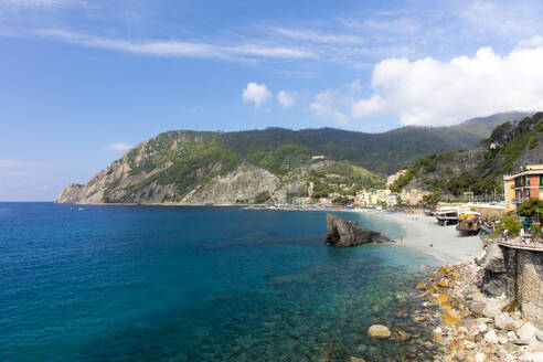 Blick auf den Strand von Monterosso an einem sonnigen Tag mit blauem Himmel, Cinque Terre, UNESCO-Weltkulturerbe, Ligurien, Italien, Europa - RHPLF10729