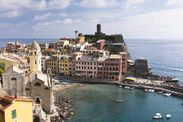 Vernazza an einem sonnigen Tag, Cinque Terre, UNESCO-Weltkulturerbe, Ligurien, Italien, Europa - RHPLF10731