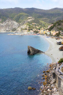 Blick auf den Strand von Monterosso, Cinque Terre, UNESCO-Weltkulturerbe, Ligurien, Italien, Europa - RHPLF10732