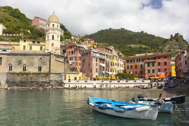 Boats in the harbour at Vernazza, Cinque Terre, UNESCO World Heritage Site, Liguria, Italy, Europe - RHPLF10733