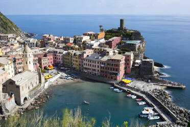 Vernazza an einem sonnigen Tag, Cinque Terre, UNESCO-Weltkulturerbe, Ligurien, Italien, Europa - RHPLF10734