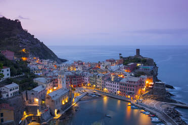 Sonnenaufgang in Vernazza, Cinque Terre, UNESCO-Weltkulturerbe, Ligurien, Italien, Europa - RHPLF10735