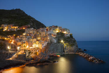 Blick in der Abenddämmerung auf Manarola, Cinque Terre, UNESCO-Weltkulturerbe, Ligurien, Italien, Europa - RHPLF10736