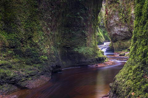 Die Schlucht von Finnich Glen (Devils Pulpit) bei Killearn, Stirlingshire, Schottland, Vereinigtes Königreich, Europa, lizenzfreies Stockfoto