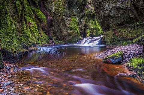 Die Schlucht von Finnich Glen (Devils Pulpit) bei Killearn, Stirlingshire, Schottland, Vereinigtes Königreich, Europa, lizenzfreies Stockfoto