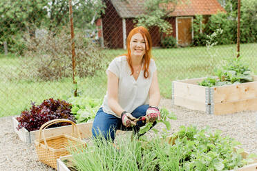 Frau arbeitet im Garten - JOHF00507